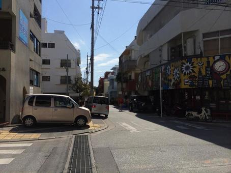 アパートが連なる沖縄の住宅街、路地、街並 沖縄,日常,風景の写真素材