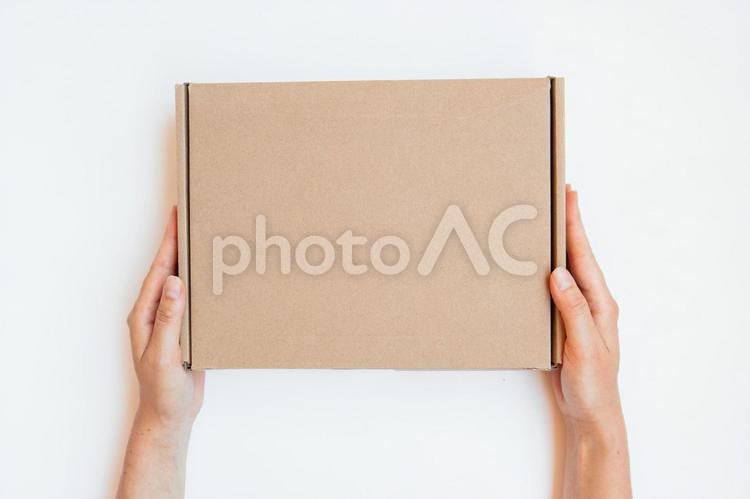 両手で箱を持つ手元 荷物,持つ,手元の写真素材