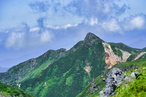 乗鞍大黒岳から望む烏帽子岳の全景 乗鞍大黒岳から望む烏帽子岳の全景の写真