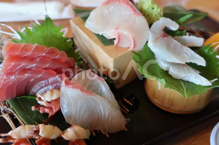 美しく盛り付けられた刺身盛り合わせ 刺身,刺身盛り合わせ,お造りの写真素材