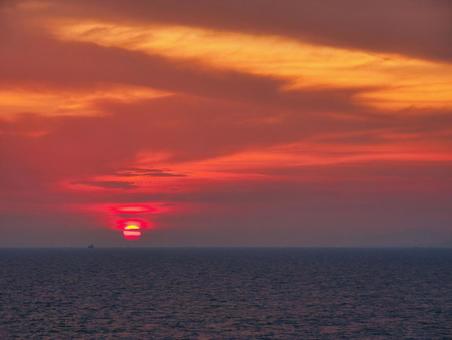 夕焼けの海 夕焼けの海 夕焼け,夕日,夕暮れの写真素材