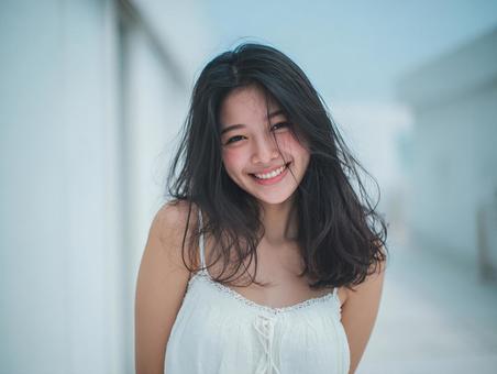 美しい自然光に包まれた女性の写真