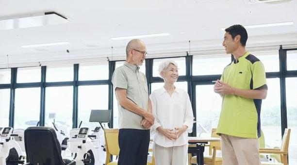 施設の内見をする介護士と高齢者 介護士,介護福祉士,高齢者の写真素材