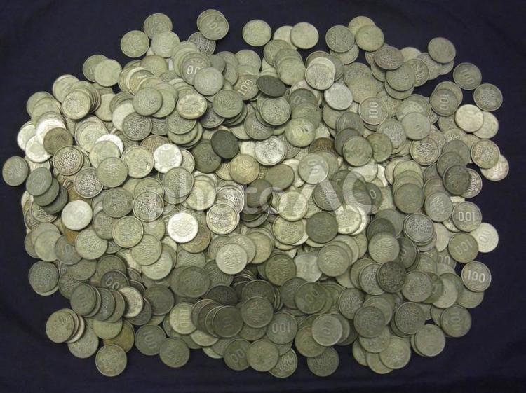 大量の100円銀貨 大量,古銭,100円の写真素材
