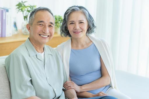 リビングでくつろぐシニア夫婦 シニア,夫婦,笑顔の写真素材