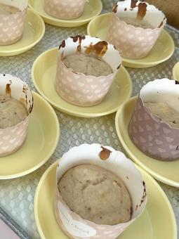 子どもと一緒にカップケーキ作り 手作り,お菓子作り,カップケーキの写真素材