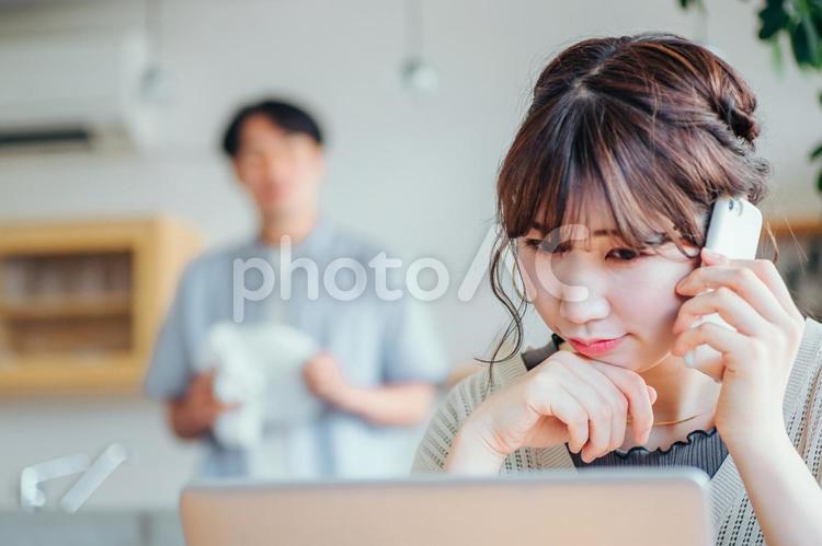スマホを見て落ち込む女性と心配する男性 スマホ,頭痛,泣くの写真素材