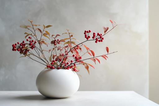 白い丸花瓶に活けた南天の実と紅葉の枝 白い丸花瓶に活けた南天の実と紅葉の枝の写真