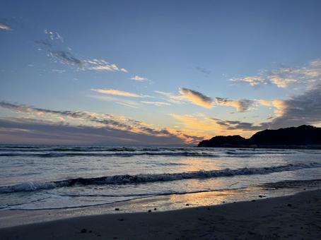 夕暮れの海岸2 夕暮れ,海岸,波打ち際の写真素材