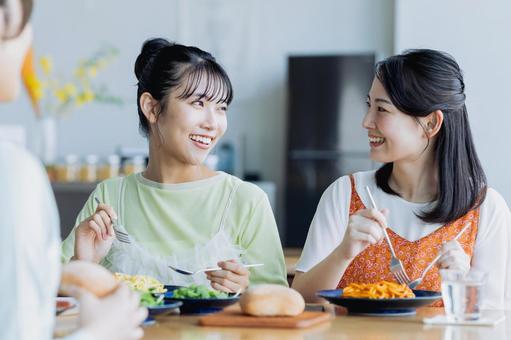 カフェでランチをする若い女性 カフェでランチをする若い女性の写真