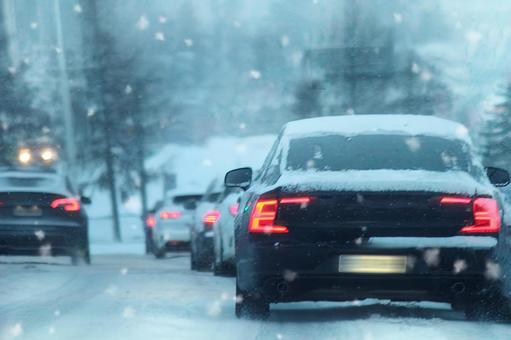 北欧 雪道を走る車 3 車,雪,危険の写真素材
