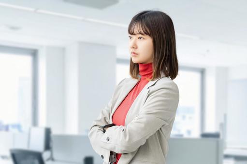 腕組みをして考える女性・ビジネスウーマン 女性,考える,悩むの写真素材