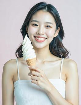 ソフトクリームと女性の写真