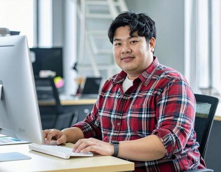 オフィスの男性の写真