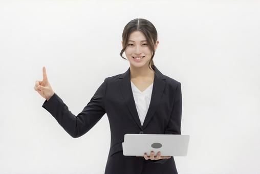 ノートパソコン 指差し ビジネスウーマン ノートパソコン 指差し ビジネスウーマン 女性,ビジネスウーマン,人物の写真素材