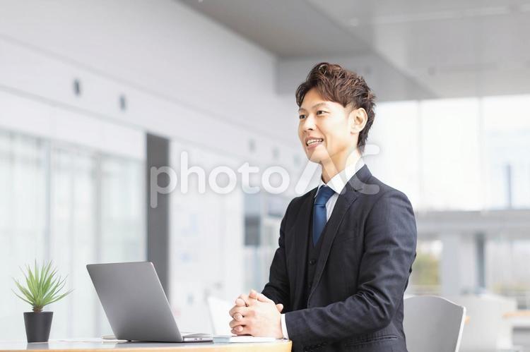 笑顔で対話する男性ビジネスマン 男性,オフィス,ビジネスマンの写真素材