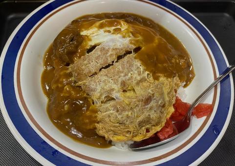 カツカレー 福神漬け 卵とじカツ カツカレー 福神漬け 卵とじカツの写真