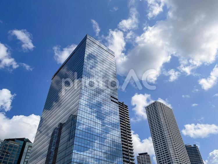 8月の青空とオフィスビル ビル,オフィス,窓の写真素材