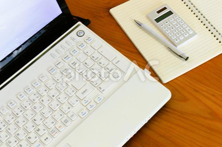 デスクワーク　ビジネスアイテム　パソコン ビジネスアイテム,ノートパソコン,デスクワークの写真素材