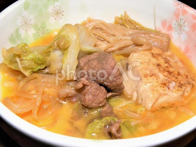 取り皿に入れたすき焼き しらたき,すきやき,すき焼きの写真素材