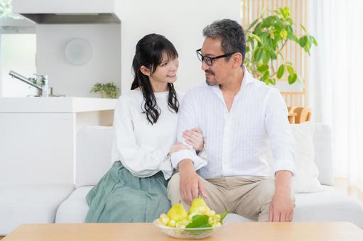 リビングでくつろぐミドルの夫婦 夫婦,家族,ミドルの写真素材