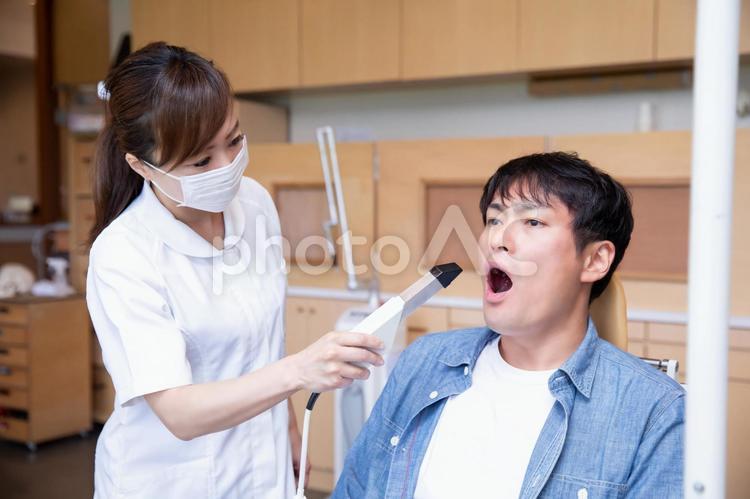 男性患者と歯科衛生士 歯医者,歯科医院,歯科助手の写真素材