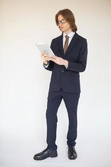 タブレットを使うスーツの男性 男性,外国人,欧米人の写真素材