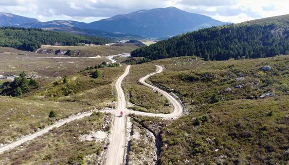 山間の曲がりくねった未舗装道路 山間の曲がりくねった未舗装道路の写真
