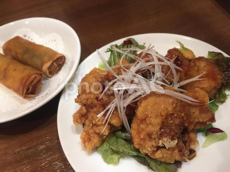 揚げたての春巻きと油淋鶏 何人もありません,夕食,鶏の写真素材