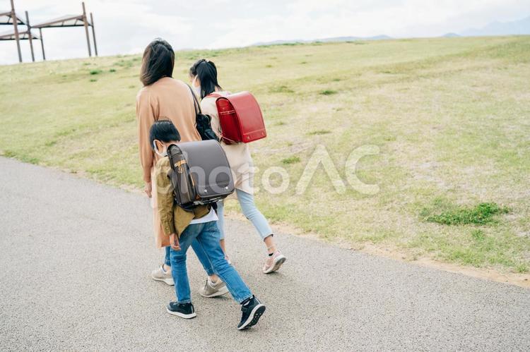 マスク姿で歩く親子の後ろ姿 親子,マスク,家族の写真素材