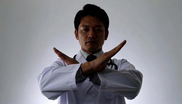 禁止 手でバツ印をつくる白衣の男性の手 禁止 手でバツ印をつくる白衣の男性の手の写真
