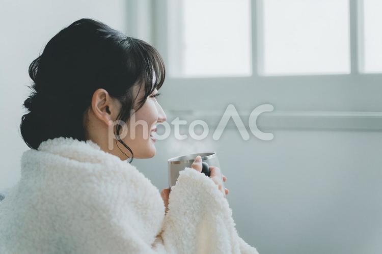 秋冬の寒い日に白湯・甘酒を飲む日本人女性 女性,白湯,冬の写真素材