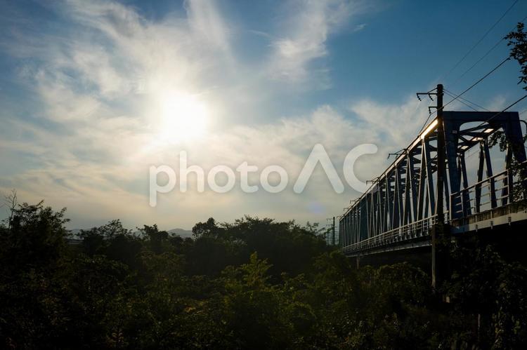 秋の陽を受ける鉄橋 空,秋,風景の写真素材