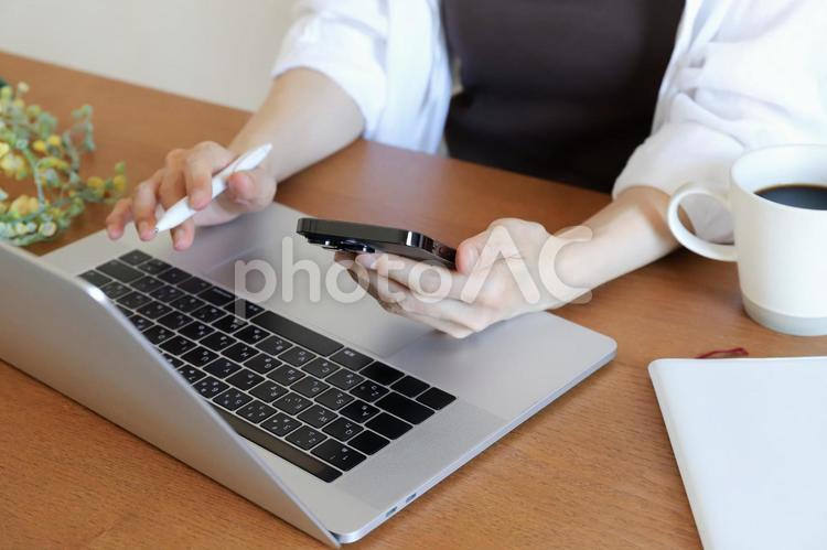 パソコンとスマートフォン パソコン,スマートフォン,スマホの写真素材