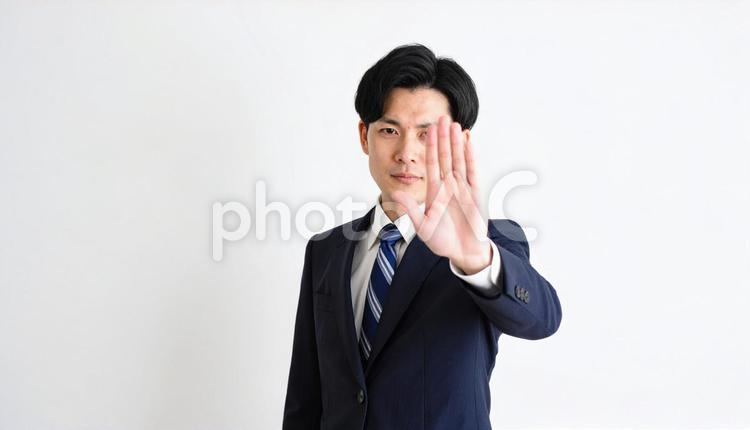 拒絶の意思表示をする日本人ビジネスマン ビジネスマン,ng,サラリーマンの写真素材