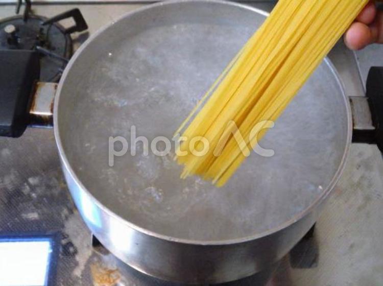 スパゲティをゆでるところ 鍋,パスタ,なべの写真素材