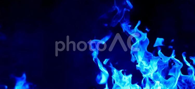 勢いよく燃える青い炎の画像横長 炎,青,火の写真素材