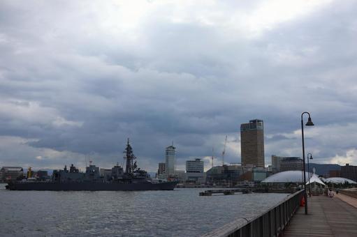 ９月下旬の高松港に寄港する護衛艦いなづま 護衛艦いなづま,海上自衛隊,寄港の写真素材