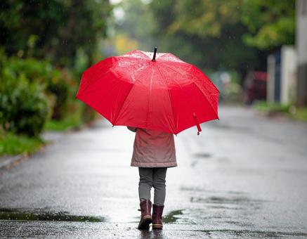 赤い傘をさした女の子1 赤い傘をさした女の子1の写真