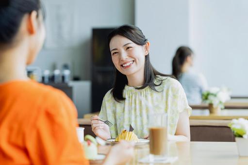 カフェでくつろぐ若い女性 カフェでくつろぐ若い女性 カフェ,飲食店,女性の写真素材