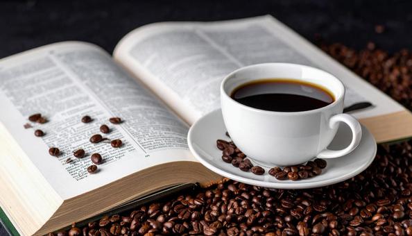 コーヒーと開いたフランス語の辞書 コーヒーと開いたフランス語の辞書の写真