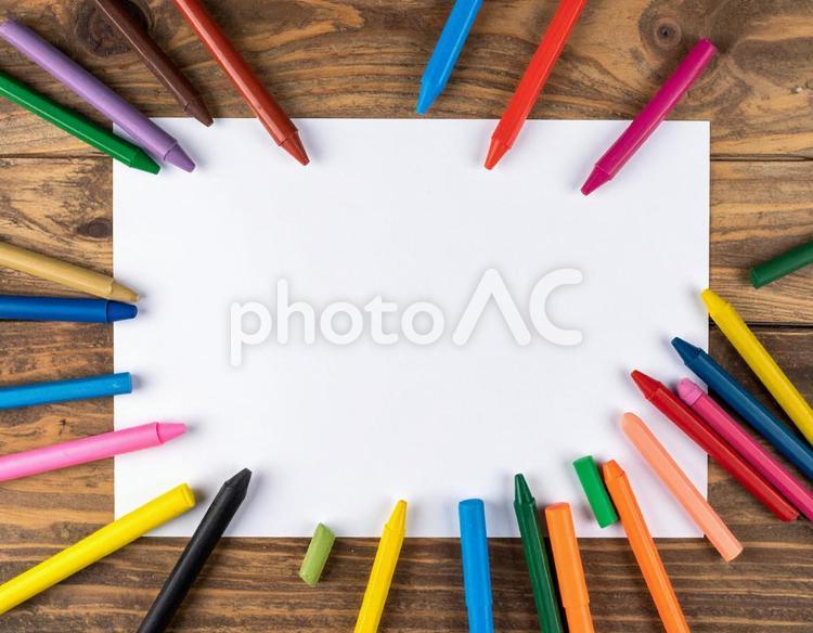 白紙の紙とたくさんのクレヨン 白紙,紙,画用紙の写真素材