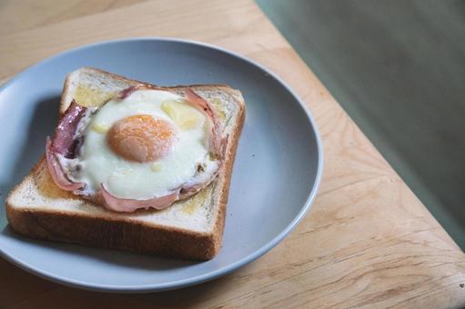 朝ごはんにトーストとベーコンエッグ 朝ごはんにトーストとベーコンエッグ 朝食,モーニング,食パンの写真素材