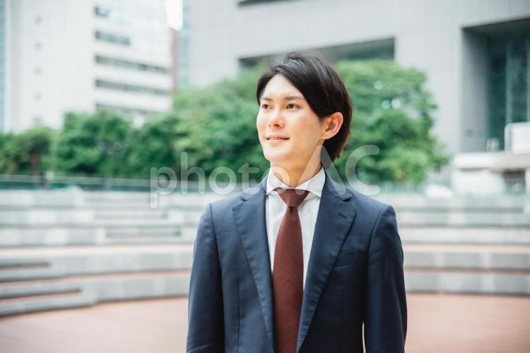 都会のビジネスマン（立つ） ビジネス,ビジネスマン,銀行員の写真素材