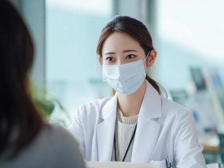 真剣に問診する女性医師 真剣に問診する女性医師の写真