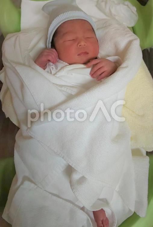 赤ちゃん寝顔　生後1日目 赤ん坊,赤子,ベイビーの写真素材