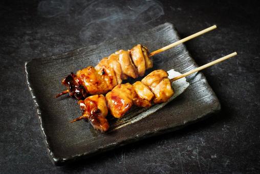 たれ付きの焼き鳥 たれ付きの焼き鳥の写真