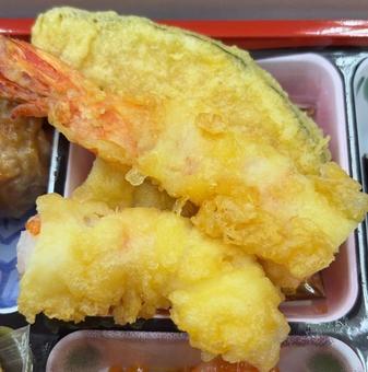 R7.05.17 海老などの揚げ物 R7.05.17 海老などの揚げ物の写真