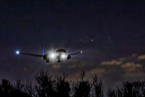 伊丹空港 夜,アプローチ,着陸の写真素材