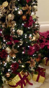 クリスマスツリーとプレゼント クリスマス,クリスマスツリー,プレゼントの写真素材